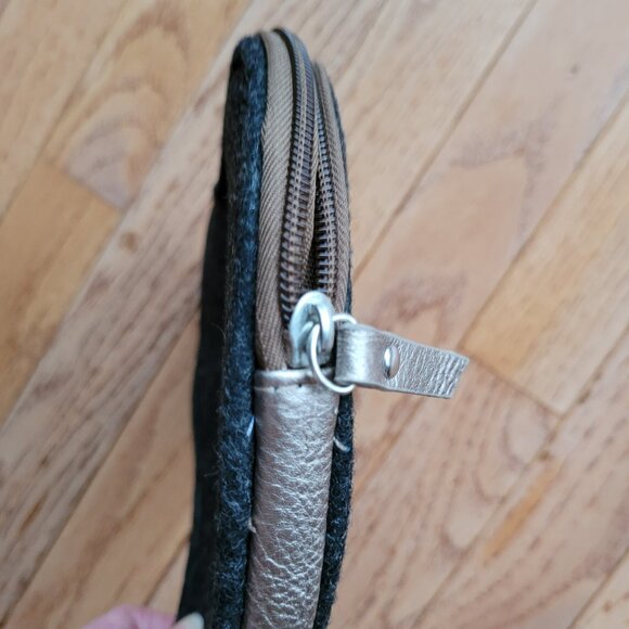 Heart-Shaped Gray Felt Bag - Picture 2 of 8